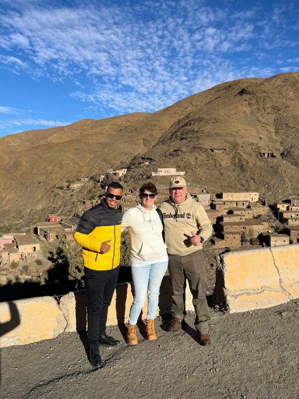 Somos uma agência de viagens sediada no Marrocos, dedicada a criar experiências únicas e personalizadas para viajantes de língua portuguesa. Desde os mercados vibrantes de Marrakech até os oásis serenos do Saara, nós cuidamos de cada detalhe para que sua jornada seja perfeita.